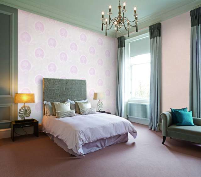 Mẫu giấy dán tường màu hồng nhạt điểm nhấn đầu giường cho phòng ngủ vợ chồng